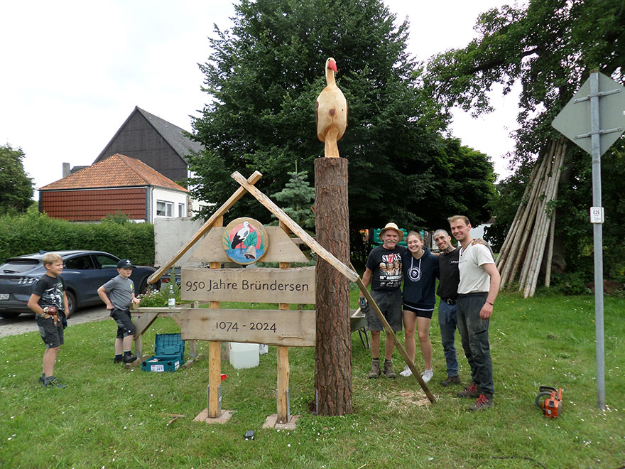 Der Storch auf dem Holzstamm – Ein neues Wahrzeichen für Bründersen